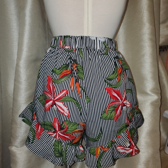 Ruffle shorts - Picture 2 of 2
